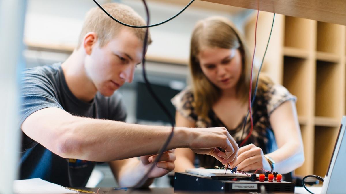 Up close up image of students 构建ing electronics